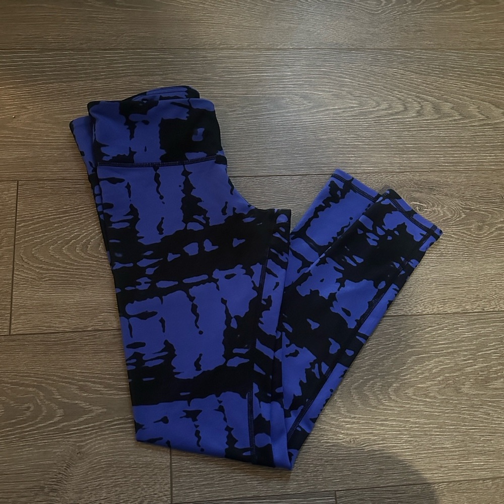 ALO Yoga Leggings in Blue and Black - Picture 6 of 8